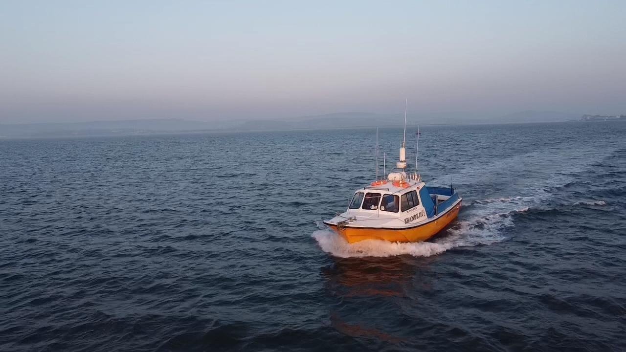 Shande III underway at dusk